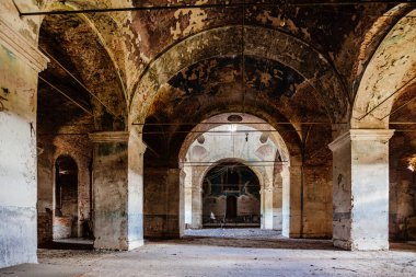 Terk edilmiş eski Ortodoks kilisesinin içinde fresk kalıntıları olan Azizler Kilisesi..