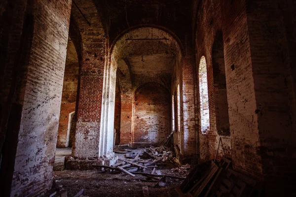 Interieur Van Oude Verlaten Rode Baksteen Orthodoxe Kerk — Stockfoto