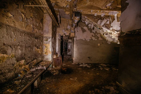 Темный Грязный Заброшенный Подвал Старым Домом — стоковое фото