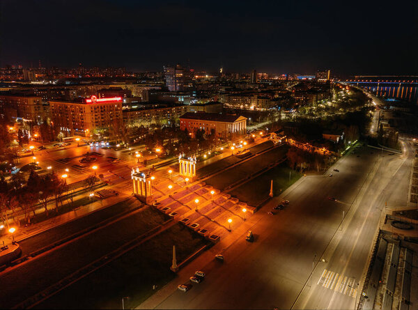 Волгоградская набережная, набережная в парке ночью, вид с беспилотника.