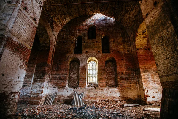 Belseje régi elhagyatott vörös tégla ortodox templom — Stock Fotó