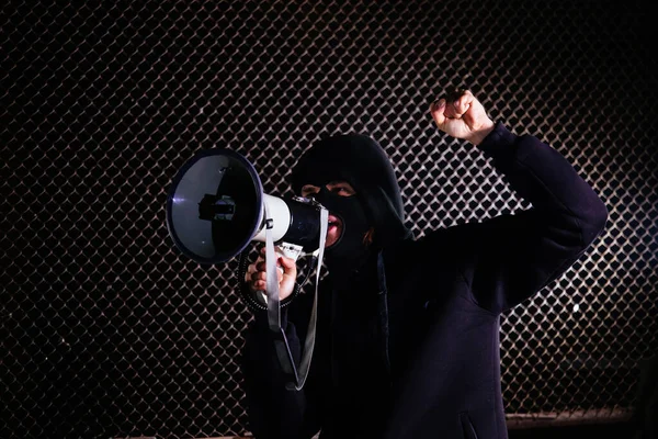 Hombre Enmascarado Enojado Está Gritando Megáfono —  Fotos de Stock