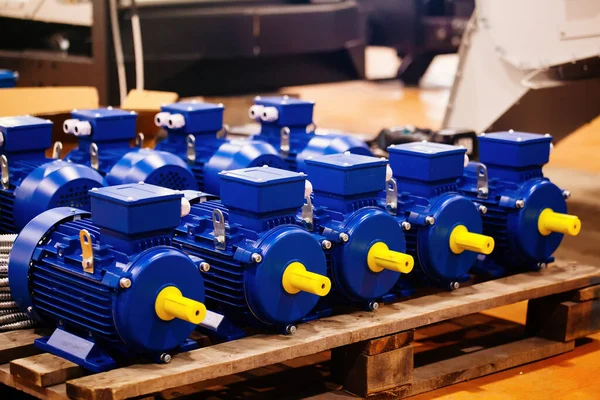 Fabrikada Montaj Için Yeni Mavi Elektrikli Motorlar — Stok fotoğraf