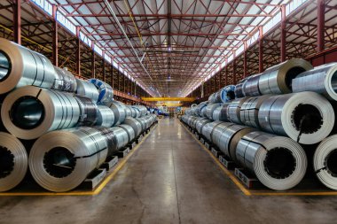 Fabrika veya deponun içinde galvanize çelik levha ruloları.
