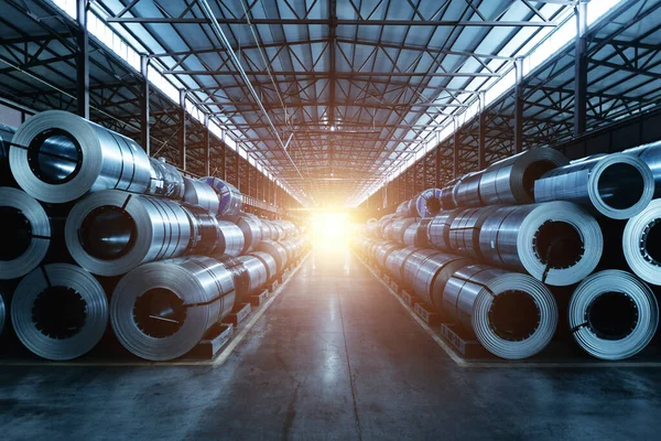 Fabrika veya deponun içinde galvanize çelik levha ruloları.
