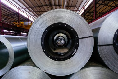 Fabrika veya deponun içinde galvanize çelik levha ruloları.