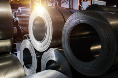 Fabrika veya deponun içinde galvanize çelik levha ruloları.