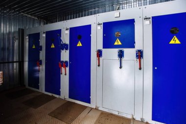 Transformatör kutusu. Şalter dolaplarının kilitli metal kapıları.