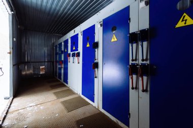 Transformatör kutusu. Şalter dolaplarının kilitli metal kapıları.