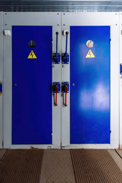 Skrzynka Transformatorowa Zamknięte Metalowe Drzwi Szafy Rozdzielnic — Zdjęcie stockowe
