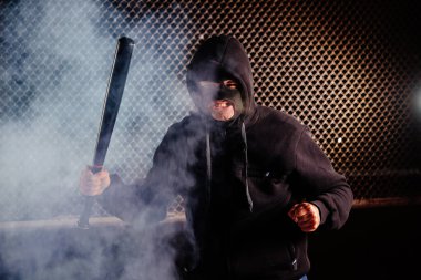 Yarasa dumanlı maskeli kızgın adam.