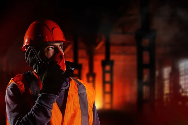 Людина Респіраторі Розмовляє Про Пікі Талькі Під Час Пожежі Промисловому — стокове фото