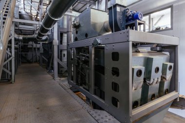 Değirmen fabrikasında modern tahıl temizleme ve ayırma ekipmanları.