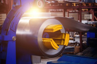 Metal fabrikasında galvanize çelik levha rulosu.