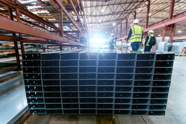 Metal profilli parçalar pakette, kapat.