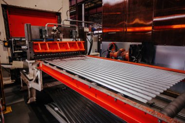 Metal profil atölyesinde modern roll oluşturma makinesi.