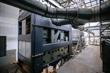 Değirmen fabrikasında modern tahıl temizleme ve ayırma ekipmanları.