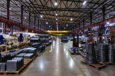 Metal profil fabrikası üretim hattı. Üretilmiş metal parçaları.