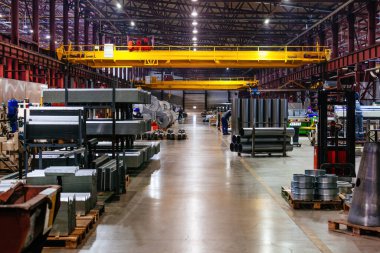 Metal profil fabrikası üretim hattı. Üretilmiş metal parçaları.