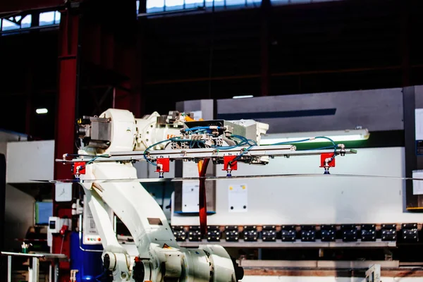 Ramię Robotyczne Pracujące Blachą Maszynie Gięcia Hydraulicznego — Zdjęcie stockowe
