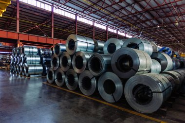 Fabrika veya deponun içinde galvanize çelik levha ruloları.