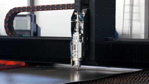 Maszyna do cięcia laserowego perforuje blachę stalową — Wideo stockowe