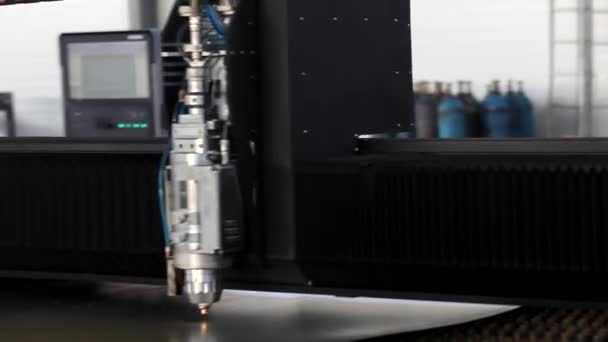 A máquina de corte a laser é uma chapa de aço perfurante — Vídeo de Stock