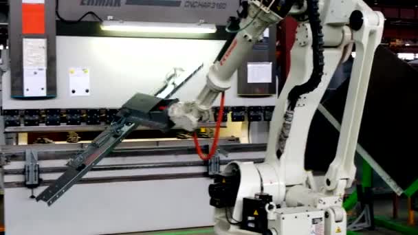 Robotic arm in metalworking factory — Stock Video