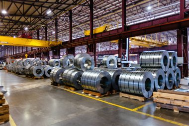 Fabrika veya deponun içinde galvanize çelik levha ruloları.