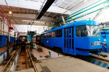 Servis istasyonundaki tramvaylar. Tramvayların bakımı ve onarımı.