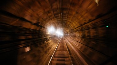 Hareket bulanıklığı olan metro tüneli, lokomotifin içini göster.