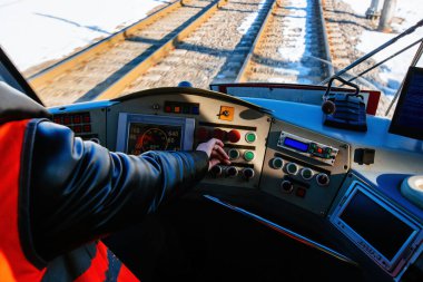 Tramvay sürücüsünün eli gösterge panelinde..