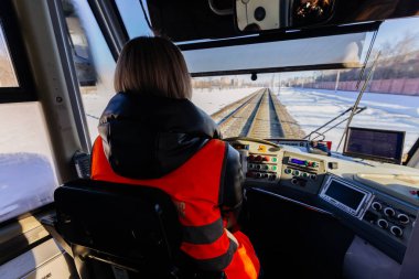 İş yerinde kadın tramvay sürücüsü, arkadan görüş.