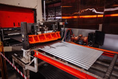 Metal profil atölyesinde modern roll oluşturma makinesi.