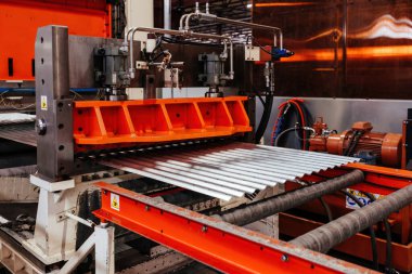 Metal profil atölyesinde modern roll oluşturma makinesi.