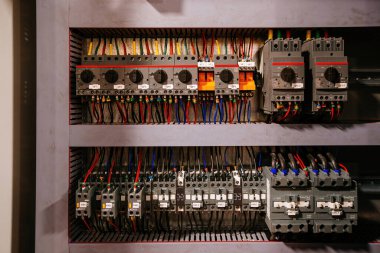 Şalter odasında elektrik şalter dolabı var..