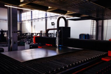 CNC ile lazer kesme makinesi çelik levhayı kesiyor..