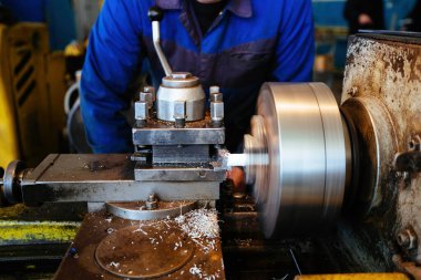 Atölyede torna tezgahında çalışıyorum..