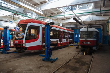 Servis istasyonundaki tramvaylar. Tramvayların bakımı ve onarımı.