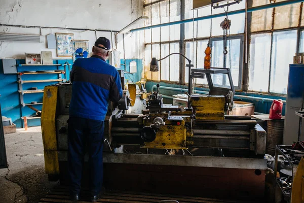 Turner Sta Lavorando Con Tornio Officina — Foto Stock