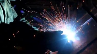 Fabrika işçisi demir parçaları üretiyor.