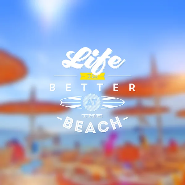 Diseño de vectores de tipo - signo de saludo veranos contra un fondo de playa desenfocado — Vector de stock