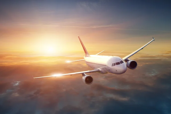 Avión en el cielo al atardecer Fotos De Stock