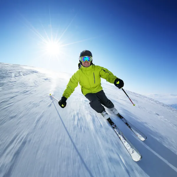 Skiër in Bergen, bereid piste en zonnige dag — Stockfoto