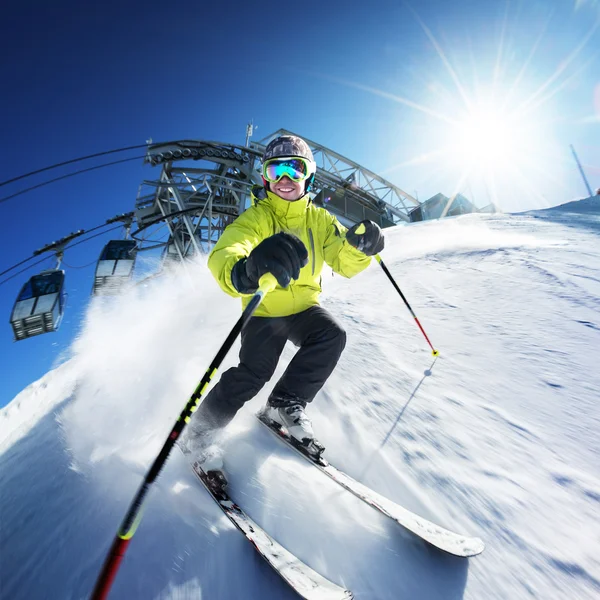 Skiër in Bergen, bereid piste en zonnige dag — Stockfoto