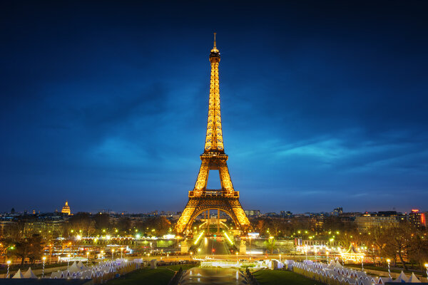 Paysage urbain de Paris au coucher du soleil - Tour Eiffel — Photo