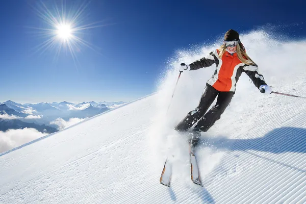 Tjej - kvinna - kvinna på skida — Stockfoto