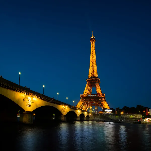 Paisaje urbano de París al atardecer Torre Eiffel — Foto de Stock