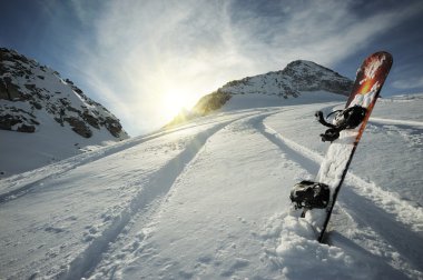 dağlarda snowboard