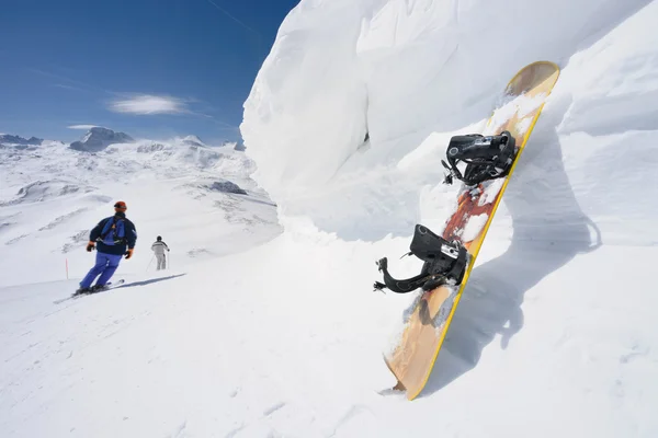 Snowboarder in montagna — Foto Stock